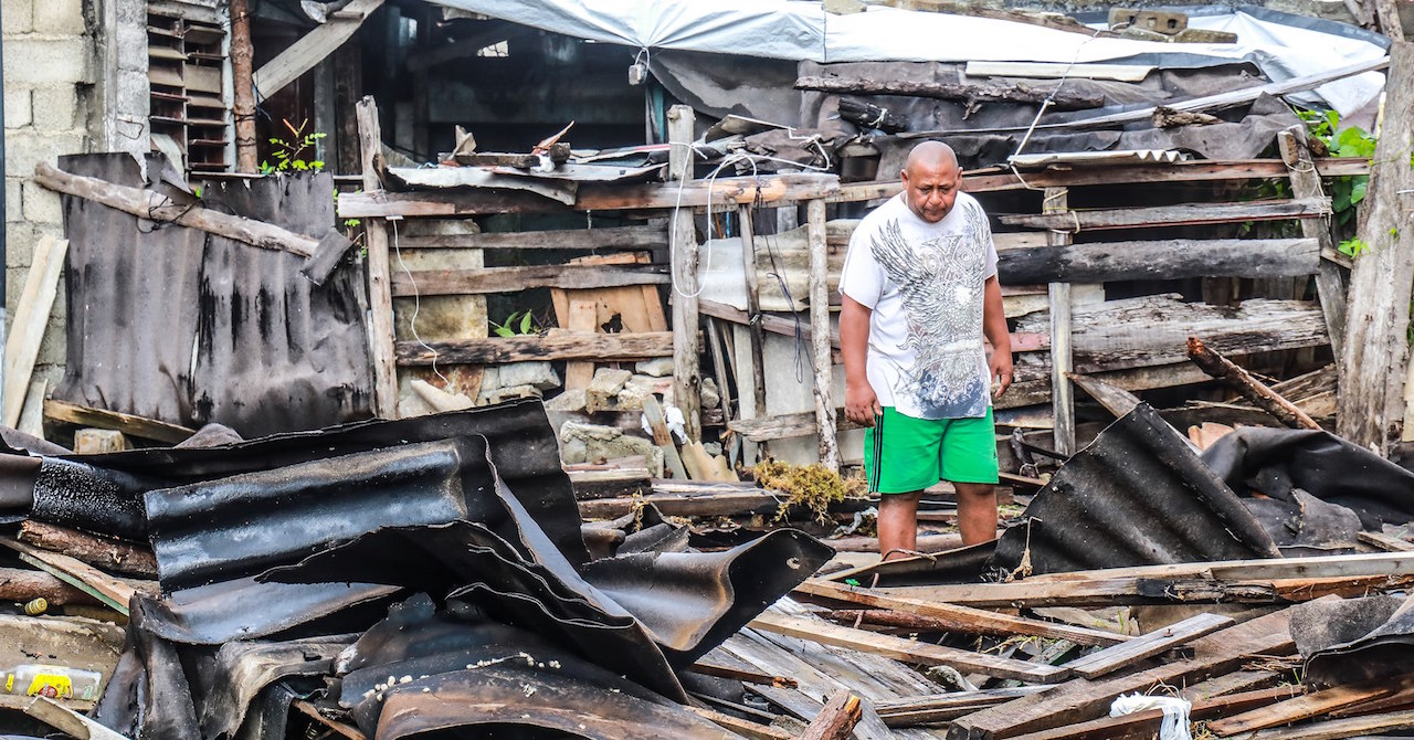 Un hombre entre los escombros de una casa en Baracoa tras el paso del huracán Isaías.