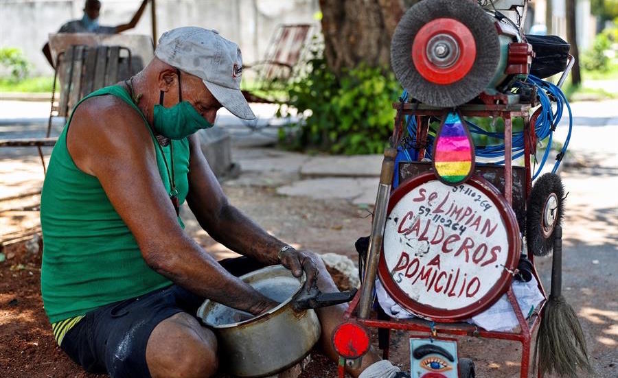Un cubano se gana la vida como limpiador de calderos a domicilio en medio de la pandemia.