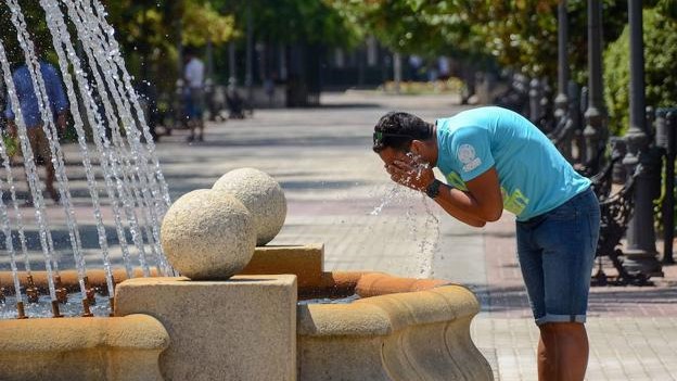 Un hombre se refresca durante una ola de calor en Europa.