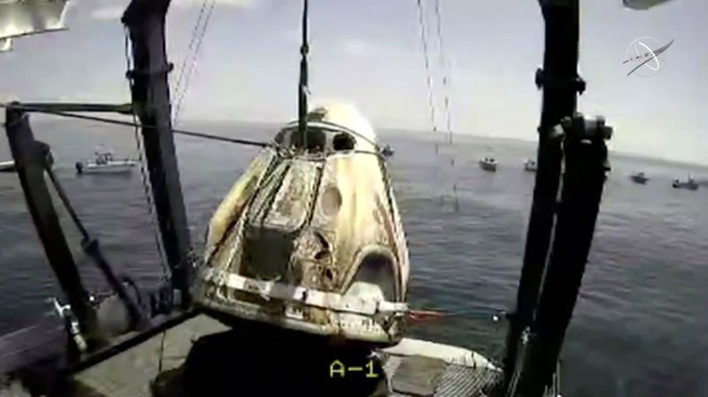 Ingenieros sacan del mar la cápsula de SpaceX en la que viajaron los astronautas.