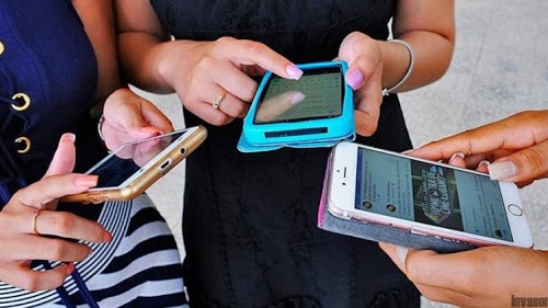 Cubanos conectados a internet a través de sus móviles.