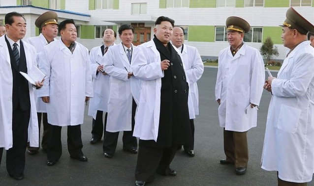 Kim Jong-un se reúne con militares a cargo de una factoría de alimentos.