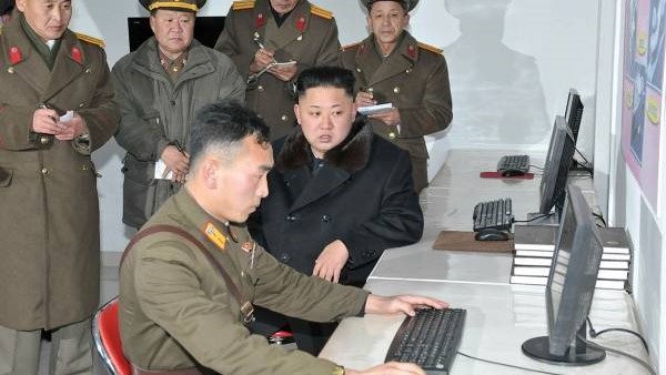 Kim Jong un visita un centro de informática del Ejército.