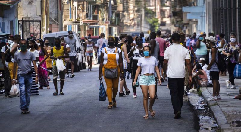 Un grupo de personas camina por La Habana durante la pandemia. 