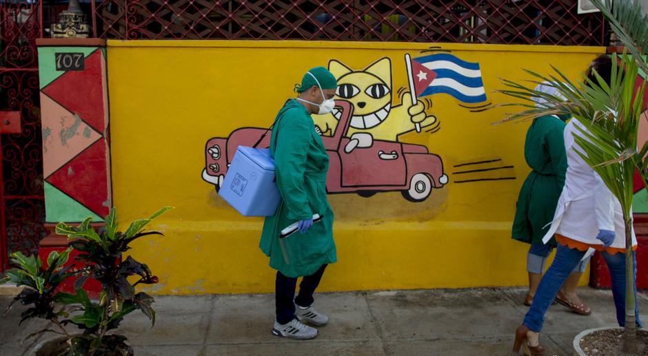 Un trabajador sanitario cubano camina por la calle durante la pandemia. 