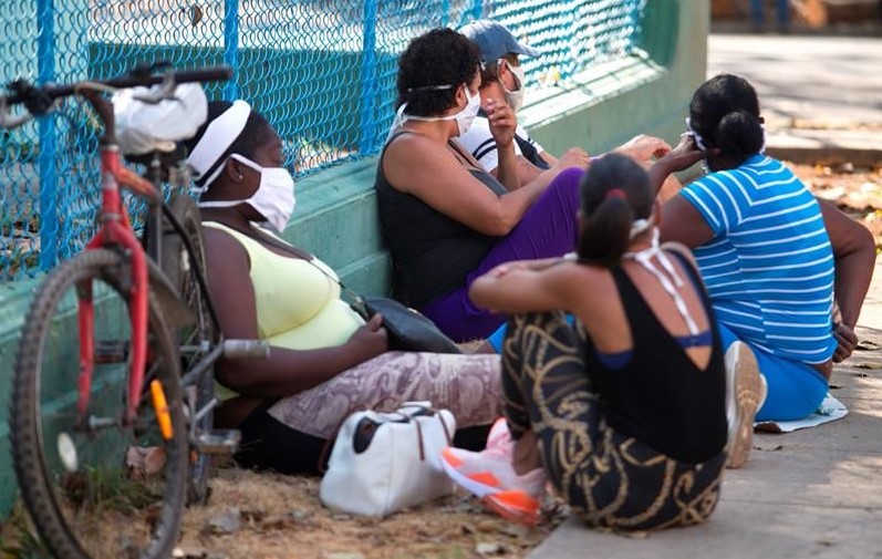 Personas esperando en una cola en Cuba.
