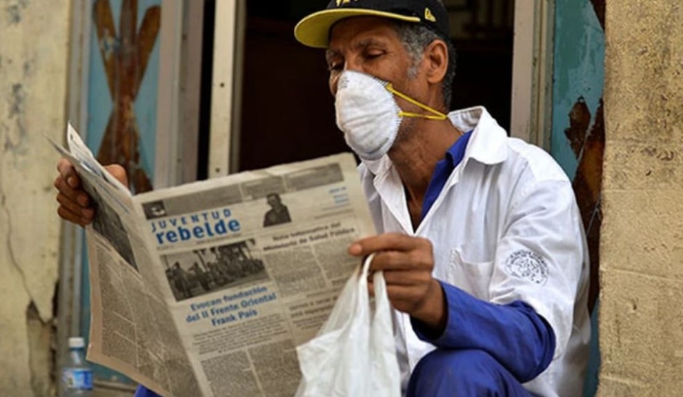 Un cubano lee la prensa.