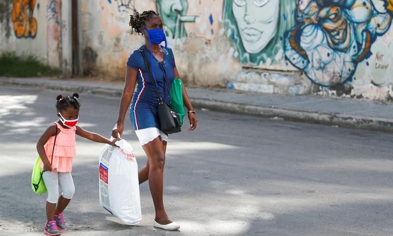 Una madre y su pequeña en una calle en La Habana.