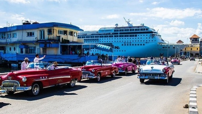 Un crucero en el puerto de La Habana.