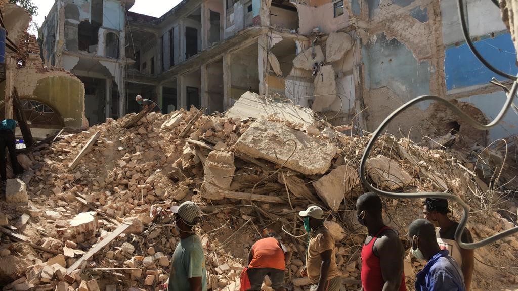 Escombros del derrumbe ocurrido en La Habana Vieja.