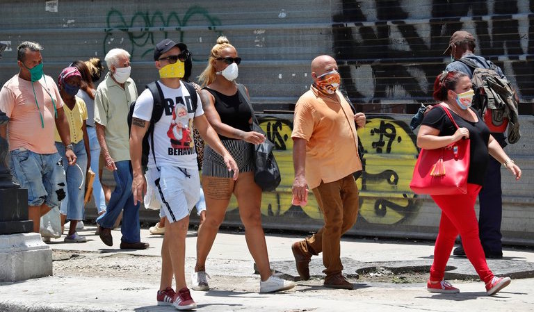 Transeúntes con mascarilla en La Habana.