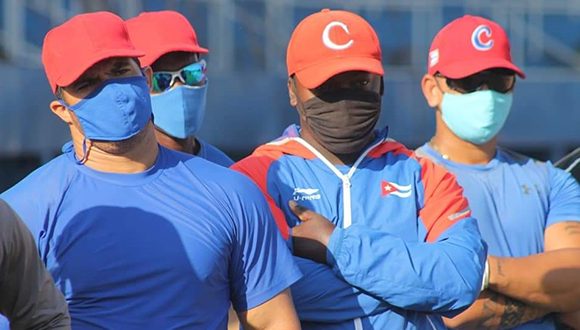 Peloteros cubanos con nasobuco.