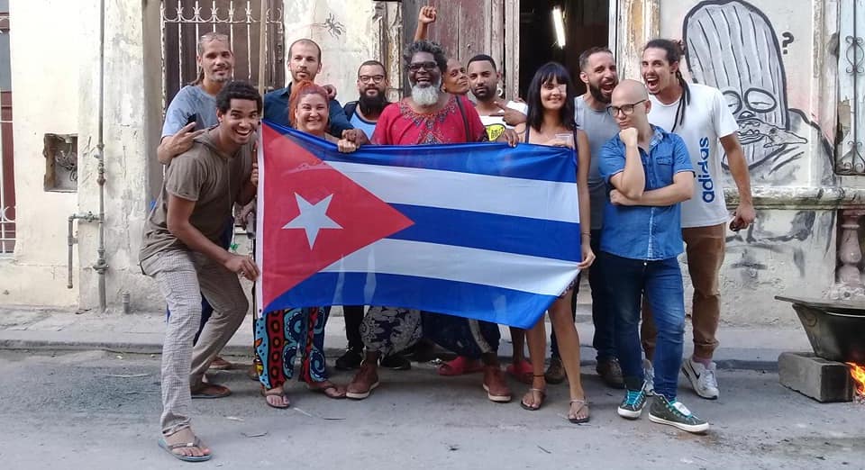Miembros del Movimiento de San Isidro junto a otros artistas en La Habana.
