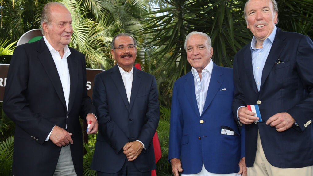 El rey Juan Carlos junto al presidente dominicano Danilo Medina y los empresarios cubanos Alfredo y Pepe Fanjul.