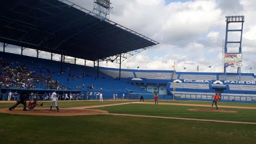 Partido de béisbol en el Latino.