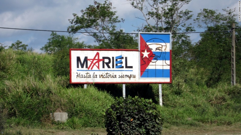 Un cartel da la bienvenida al municipio de Mariel.