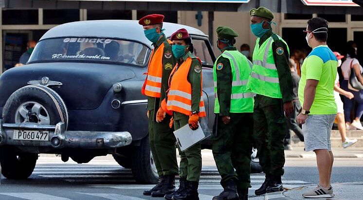 Varios militares en La Habana durante la pandemia del coronavirus.