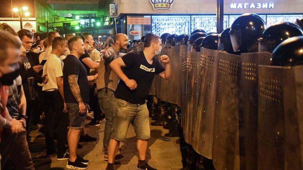 Manifestantes en Bielorrusia se enfrentan a fuerzas policiales.