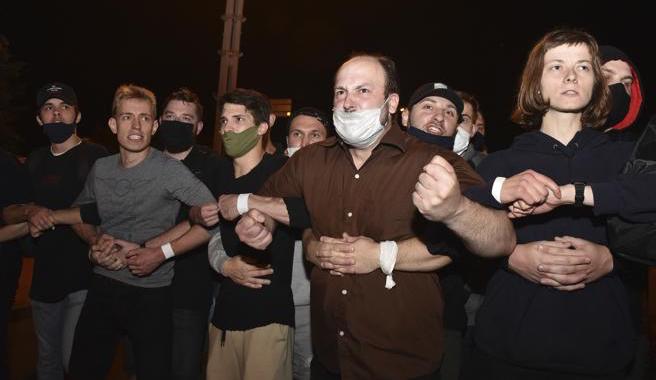 Un grupo de personas protesta en Minsk.