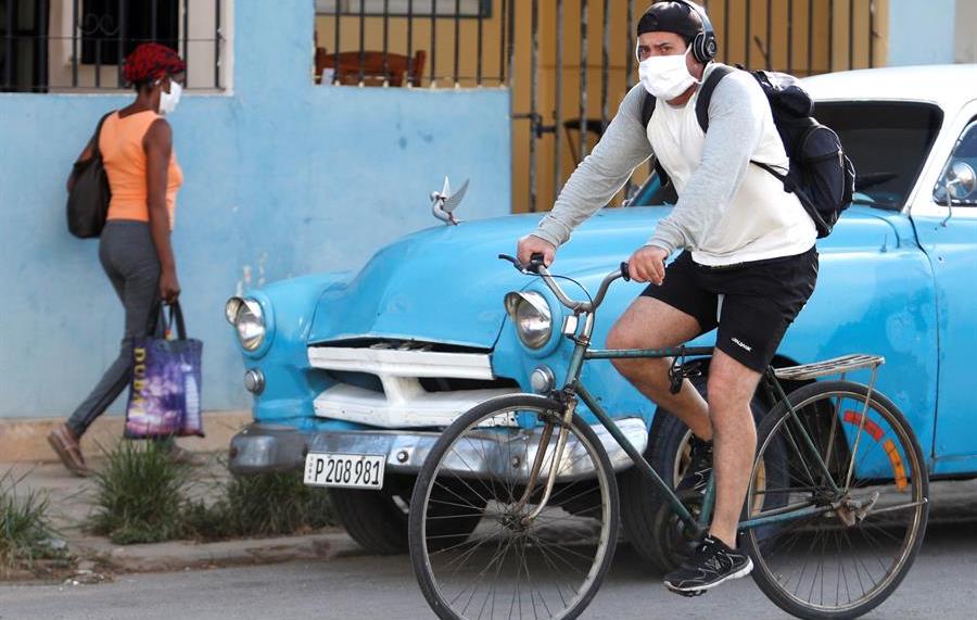 Un cubano se transporta en bicicleta durante la pandemia del coronavirus.