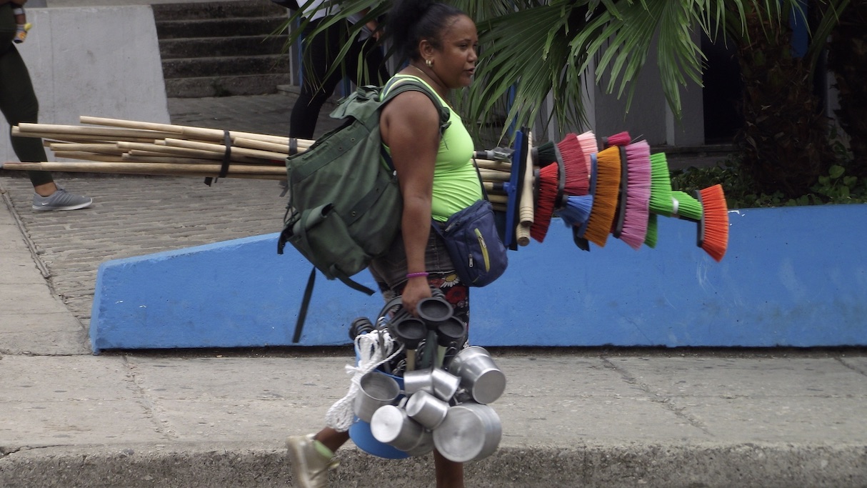 Vendedora ambulante en La Habana.