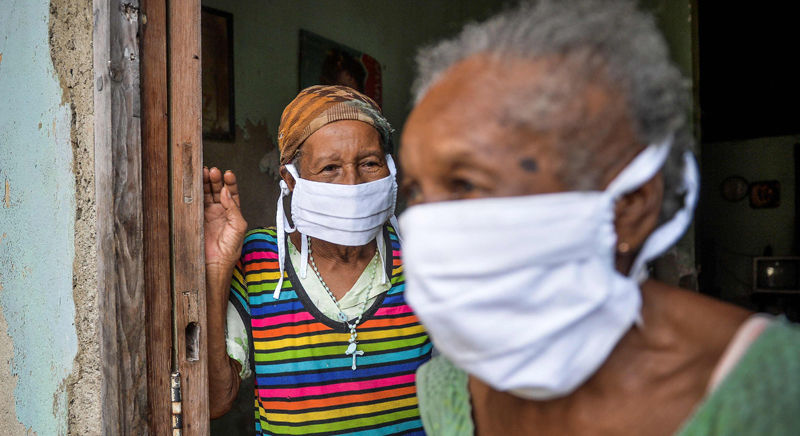 Dos ancianas cubanas en medio de la pandemia de Covid-19.
