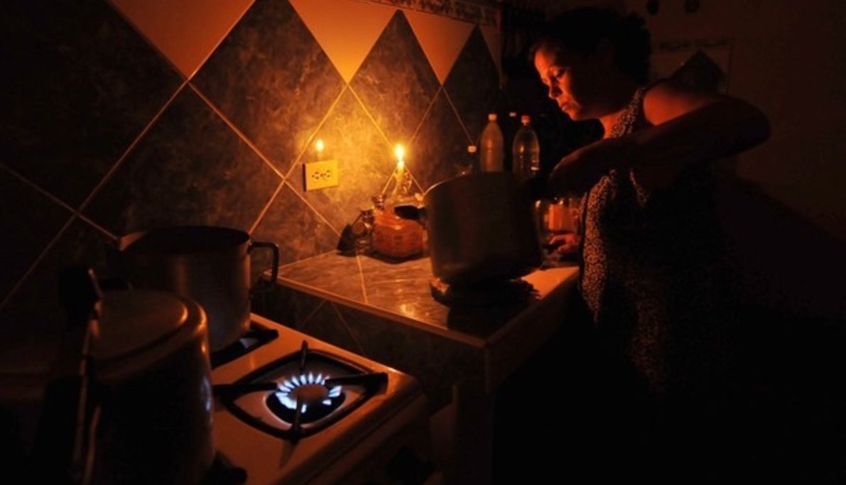 Una cubana cocina sin electricidad.