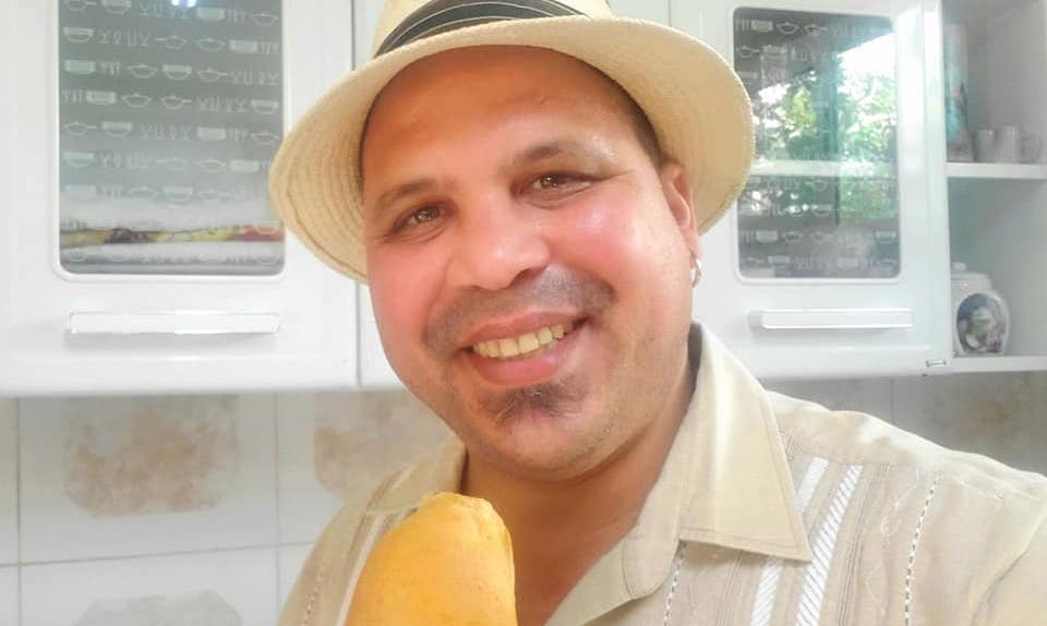 Arnaldo Rodríguez con un pan de diez pesos.