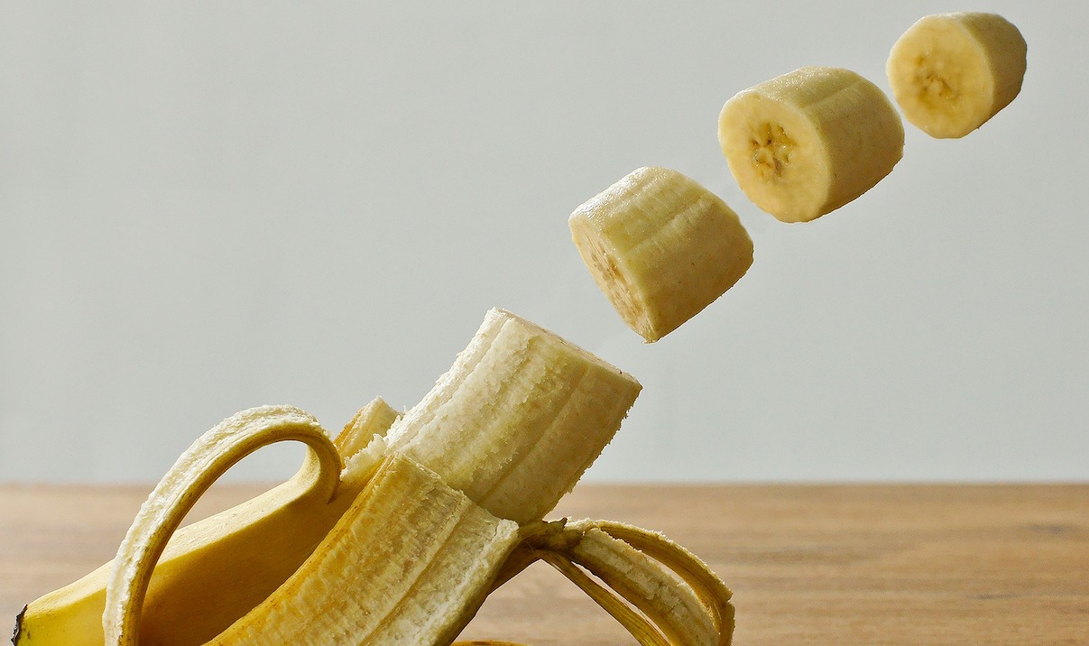Plátano dejando atrás su cáscara.