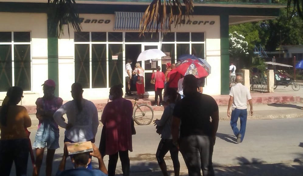 Cubanos esperando frente a la sucursal del Banco Popular de Mayarí, Holguín.