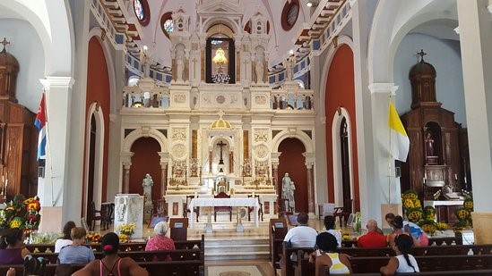 Interior de la Basílica-Santuario Nacional de El Cobre.