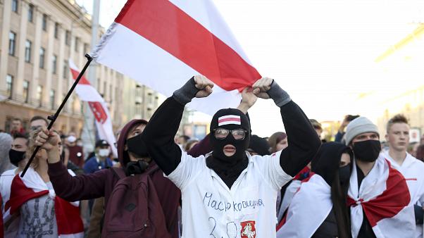 Decenas de miles de bielorrusos que exigían la renuncia del presidente marcharon por la capital el domingo