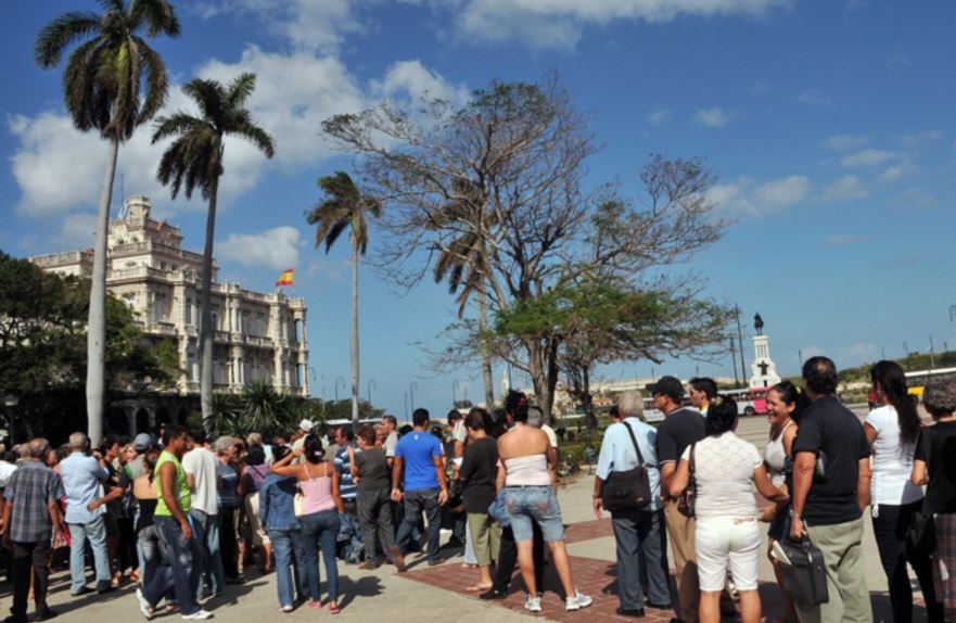 Cubanos en colas en el Consulado de España en La Habana antes de la pandemia.