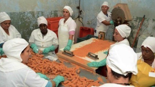 Procesamiento de croquetas de pescado, en la planta Estrella Roja, Camagüey. 