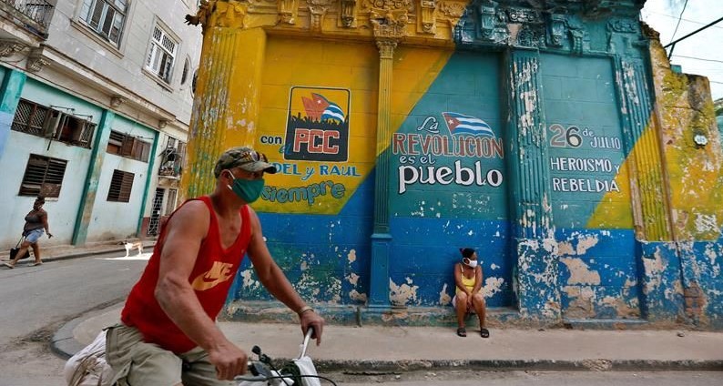 Un cubano en bicicleta por una calle de La Habana.
