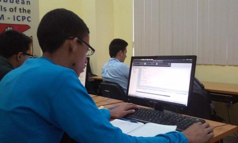 Estudiantes entrenan para un concurso de computación.