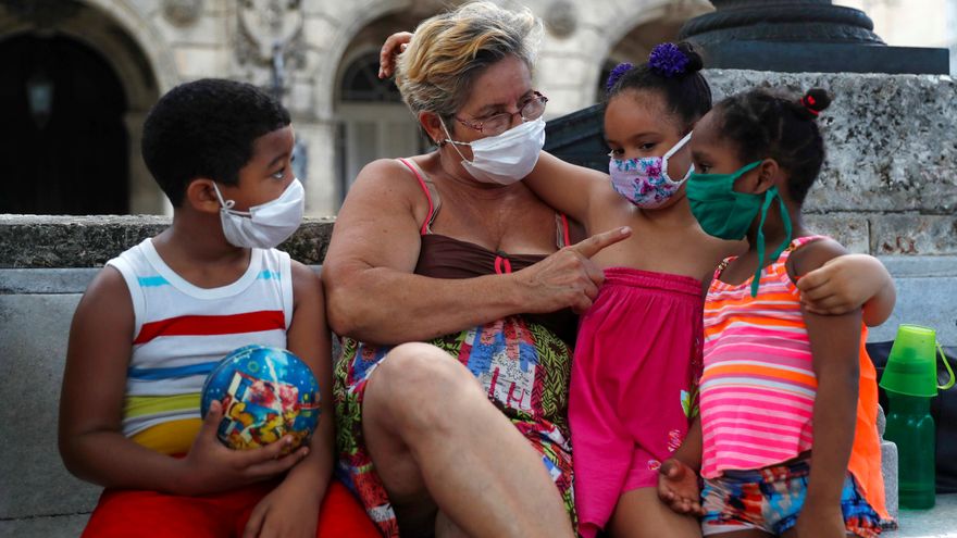 Una familia cubana en un parque durante la pandemia de Covid-19.