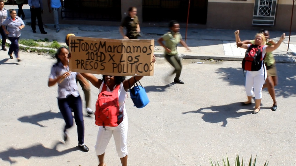 Damas de Blanco a la salida de su sede en Lawton, La Habana.