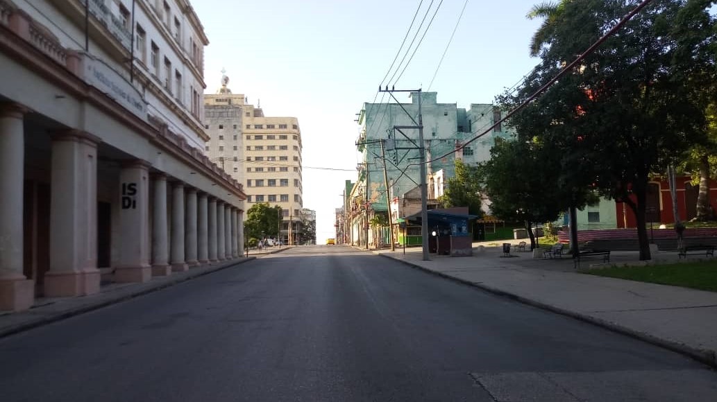 Calle desierta en La Habana.