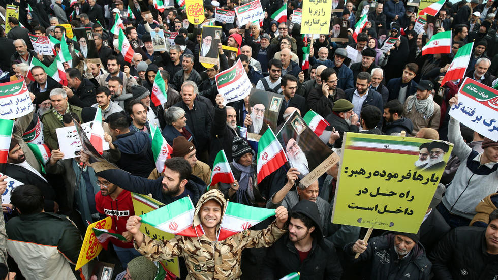Manifestantes progubernamentales iraníes asisten a una manifestación en Teherán, Irán.