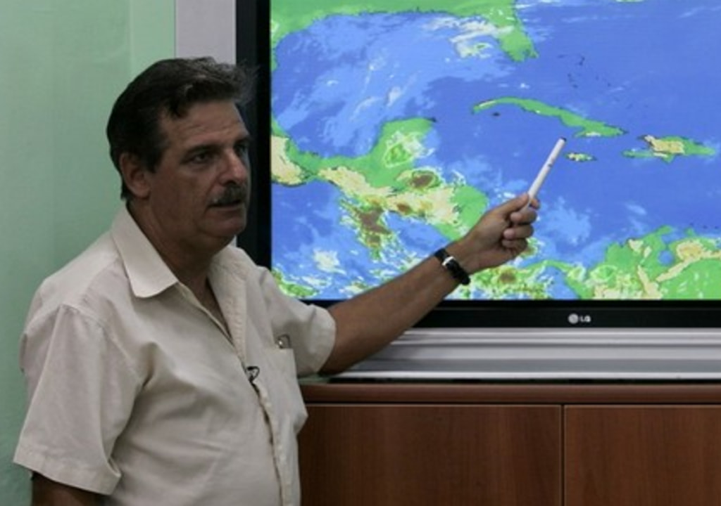 José Rubiera durante uno de sus parte en la televisión cubana.