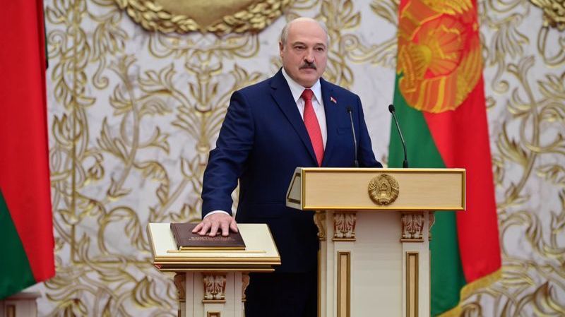 Alexander Lukashenko presta juramento como presidente de Bielorrusia durante una ceremonia en Minsk.
