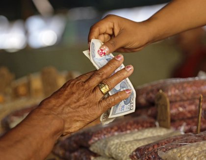 Pesos cubanos de mano en mano.
