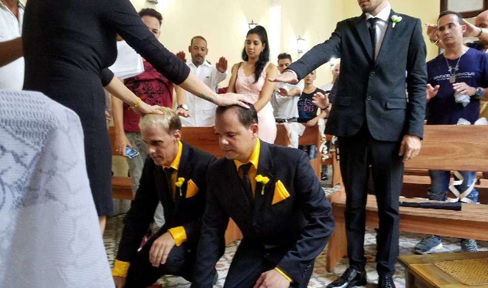 Una pareja recibe votos matrimoniales en Matanzas.