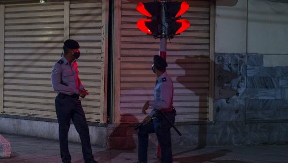 Agentes policiales en La Habana durante la primera noche de toque de queda.