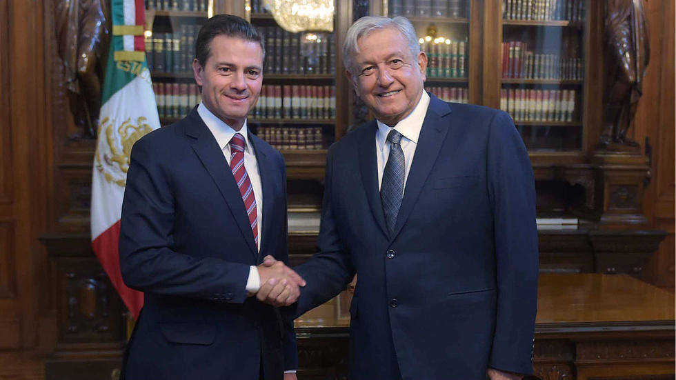 El expresidente de México, Enrique Peña Nieto junto a Andrés Manuel López Obrador en el Palacio Nacional