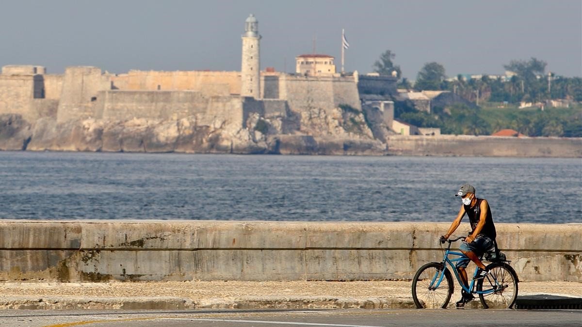 Un hombre en bicicleta por La Habana.