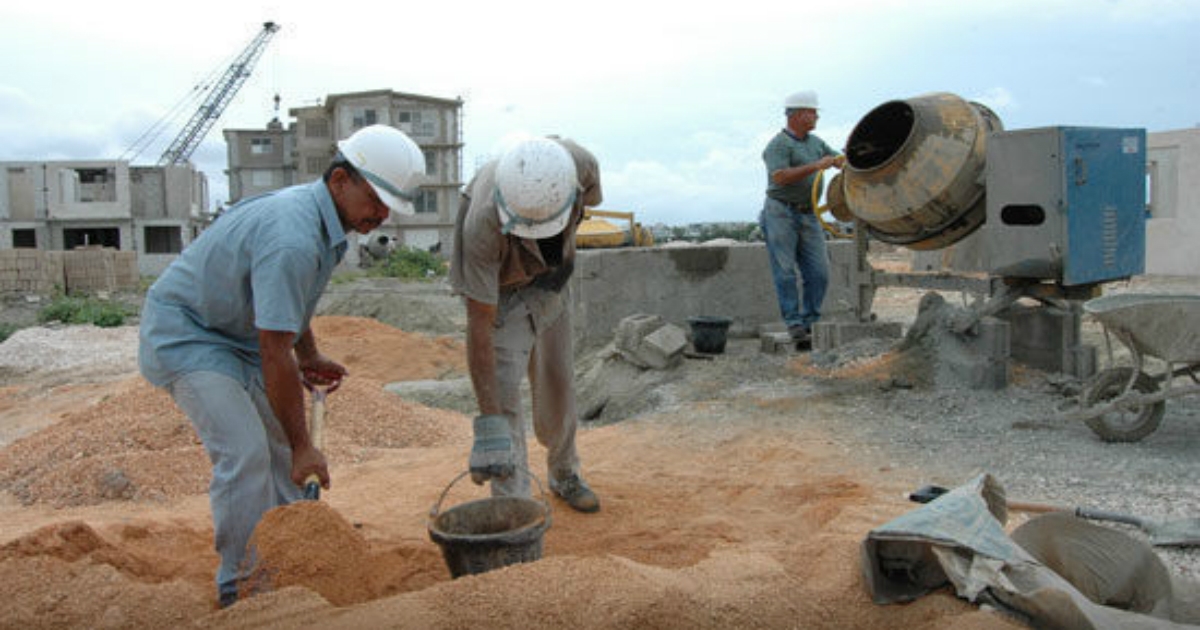 Trabajadores de la construcción en Cuba.