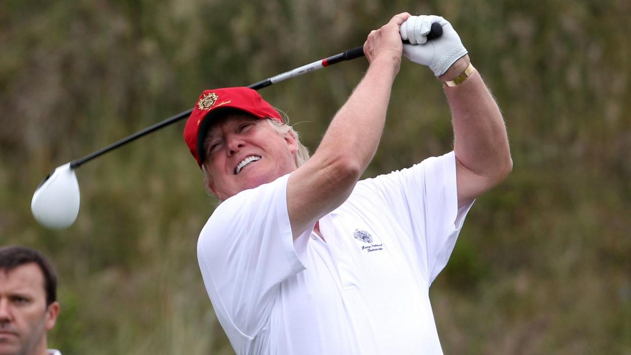 Donald Trump durante un partido de golf.