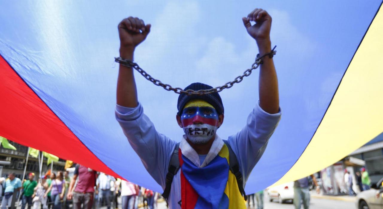 Un venezolano protesta contra la represión.